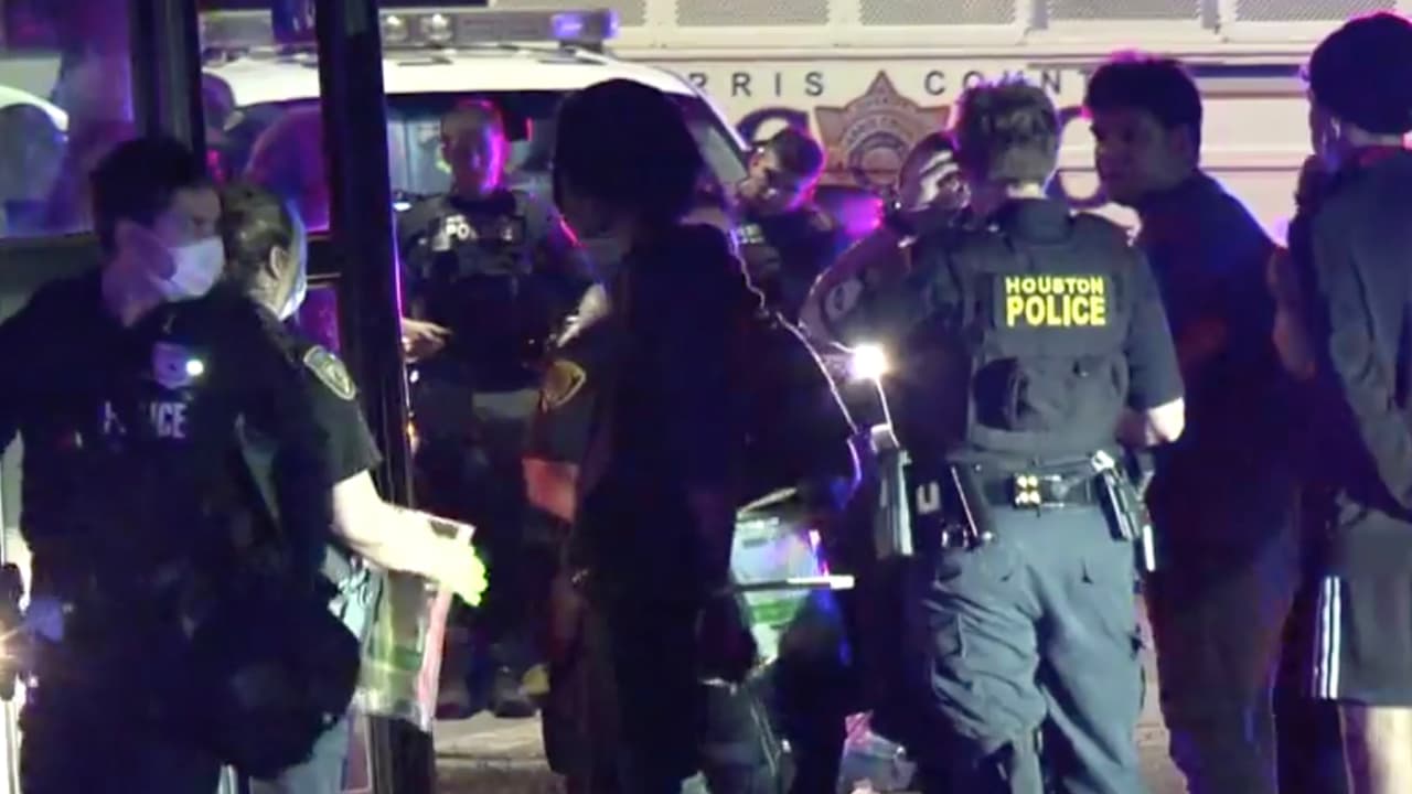 La marcha del martes en honor a George Floyd en el centro de Houston resultó en más de 200 personas arrestadas, informó la policía.