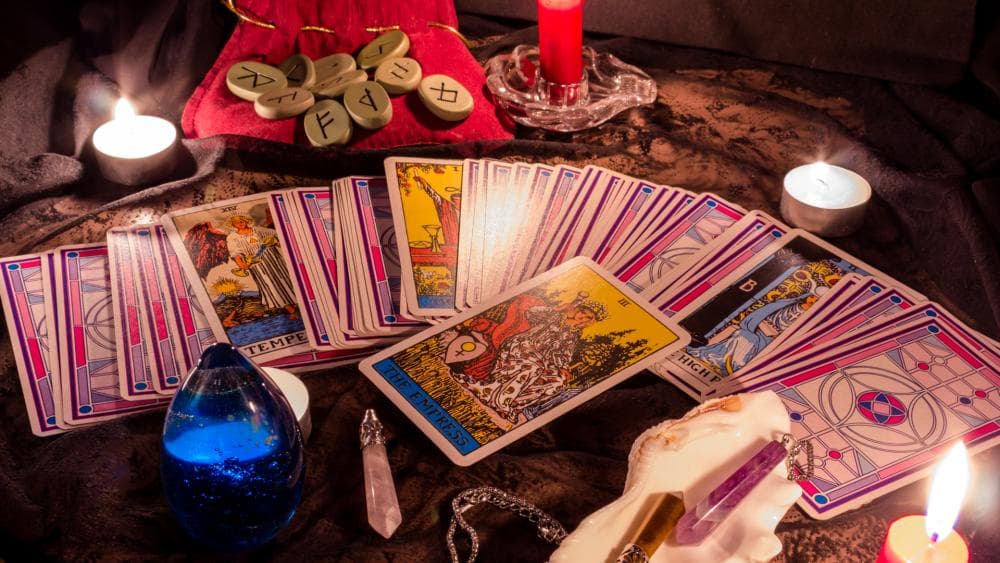 El Tarot está compuesto por 78 cartas, divididas en arcanos mayores y menores. La palabra "arcano” proviene del latín arcanum, que significa "misterio" o "secreto".