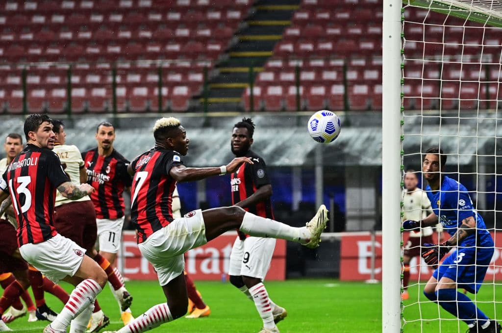 Partido intenso en la Serie A, pues Milán y Roma empatan con tres goles. Zlatan Ibrahimovic abrió el marcador, marca doblete y suma 58 goles con su equipo, Dzeko, Veretout y Kumbulla anotan goles para la Roma, mientras que para los ‘Rossoneri’, Saelemaekers sumó al marcador para cerrar la quinta jornada.