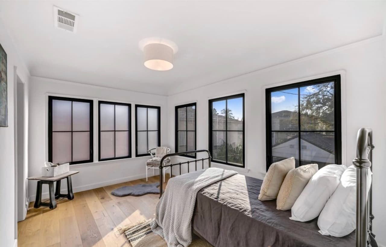 En el segundo piso hay dos dormitorios que comparten un baño restaurado.
<br>