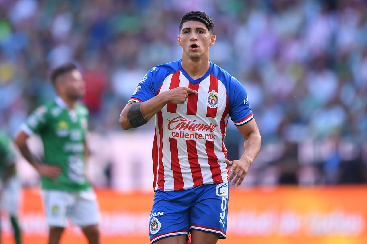 Su primer doblete fue contra León y Chivas perdió 4-3. El segundo llegó contra el Toluca para romper su récord.