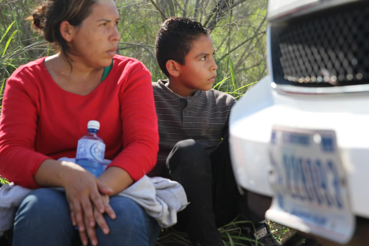 Nelson, de 9 años, con su madre. Por este sector fronterizo, el Valle del Río Grande, pasaron casi 7 de cada 10 inmigrantes que fueron detenidos en octubre en la frontera sur por cruzar ilegalmente. Es este perfil, el de una madre o padre con algún hijo, es el que más crece: un 118% más de detenidos que un año atrás, según datos gubernamentales.