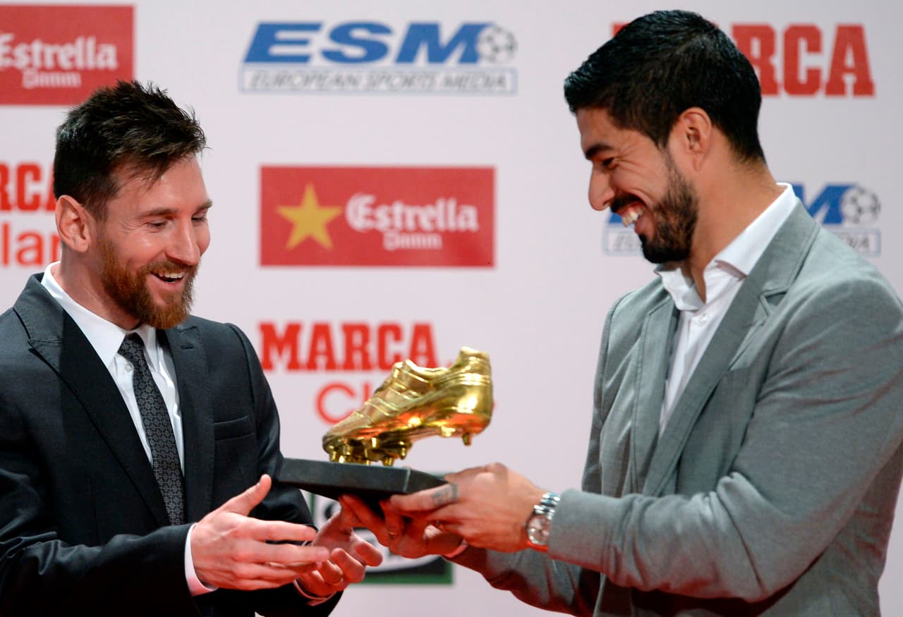 Luis Suárez fue el encargado de entregarle a su amigo la Bota de Oro que él recibió, por segunda vez, el año pasado.