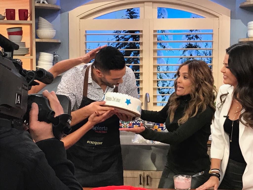 Y no se salvó del pastelazo.