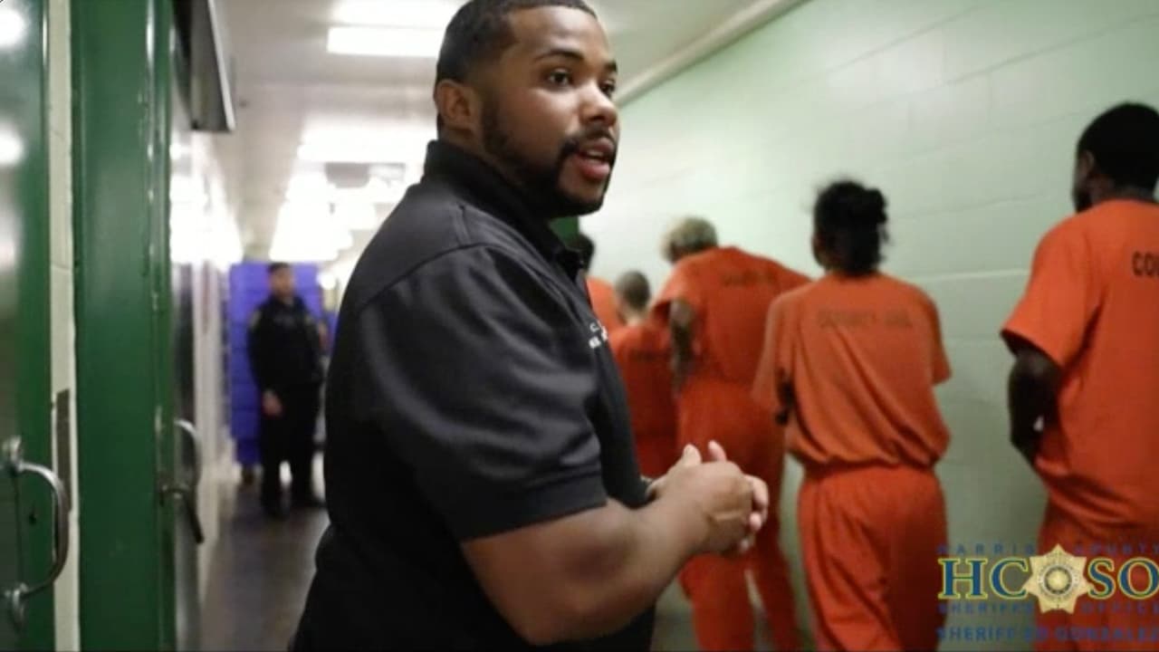 Steve Cruz, quien tiene décadas dedicado al negocio de préstamos para fianzas, comenta que los casos que más atiende son de personas involucradas en drogas, por conducir borrachos, robo y muertes.