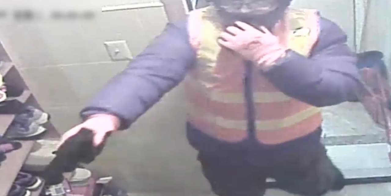 Ladrón irrumpe en hogar de anciana en Brooklyn y le tumba los dientes (Video)