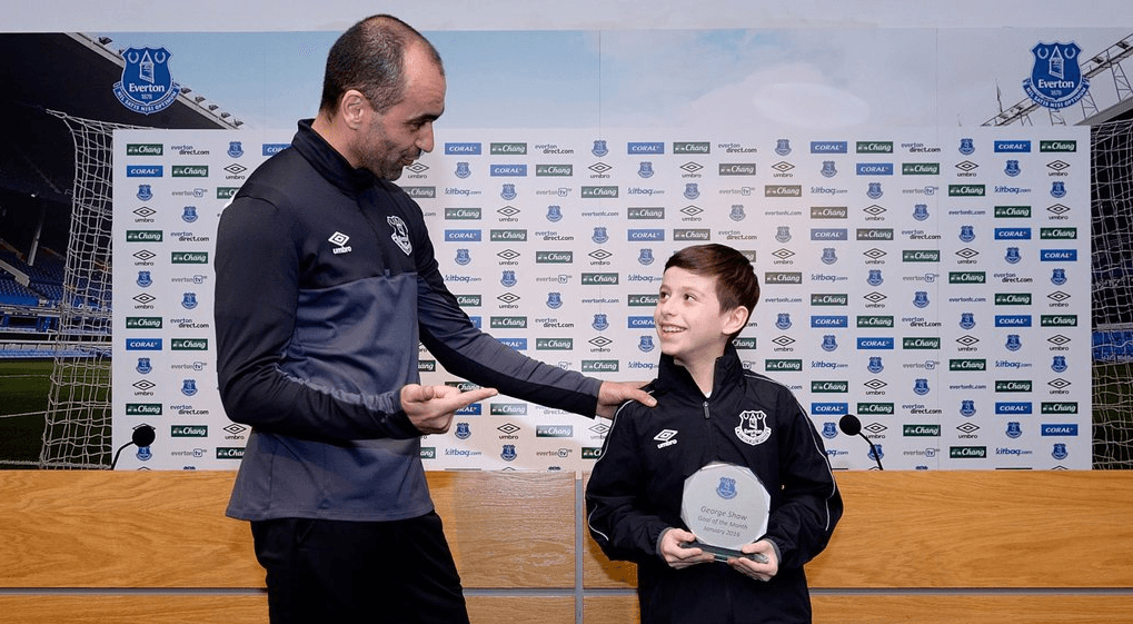 Un niño con parálisis cerebral gana el premio a mejor gol del mes del Everton