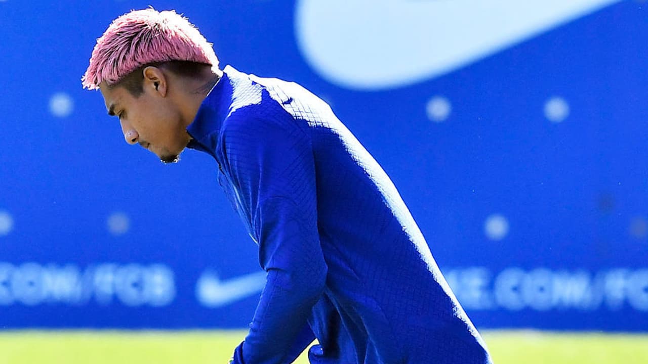 Julián Araujo viaja a Bournemouth para cerrar su fichaje con el club inglés

