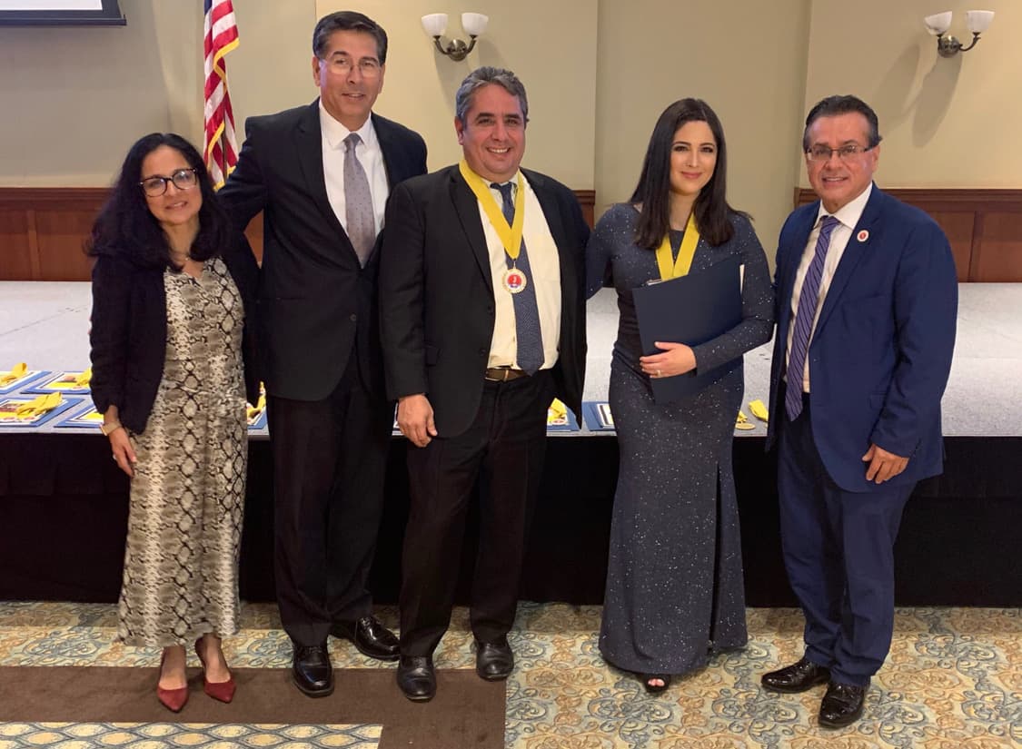 Ilia junto a miembros de la Asociación de Liderazgo Hispano de Nueva Jersey.