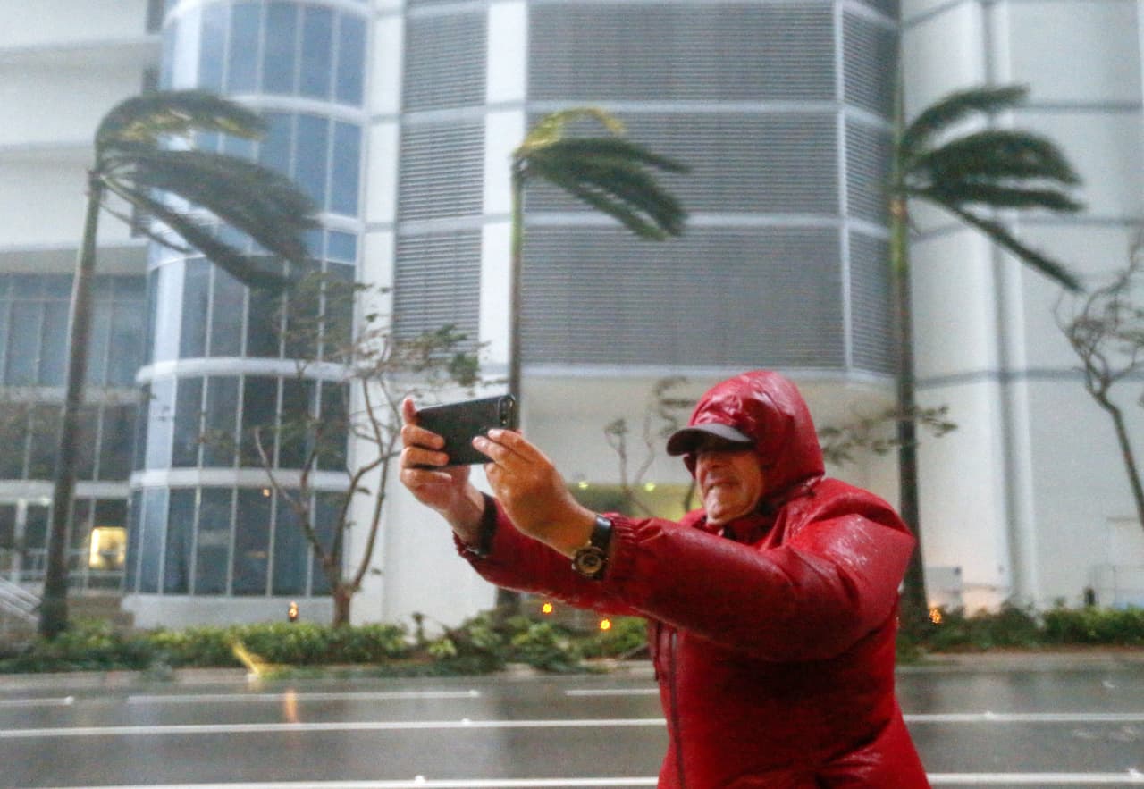 Un hombre se toma una selfie en Miami, Florida, este 10 de septiembre. Las autoridades advirtieron a la gente que no salga desde este domingo por la mañana. Aún así muchos decidieron salir a la calle y desafiar a Irma.