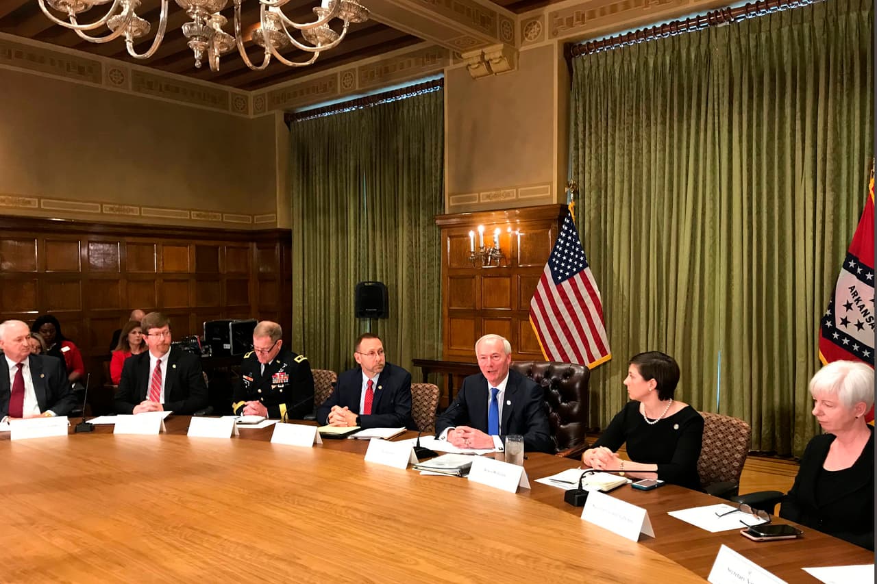 El gobernador de Arkansas, Asa Hutchinson, habla con reporteros luego de una reunión de gabinete para tratar el tema del primer caso de coronavirus registrado en el estado.