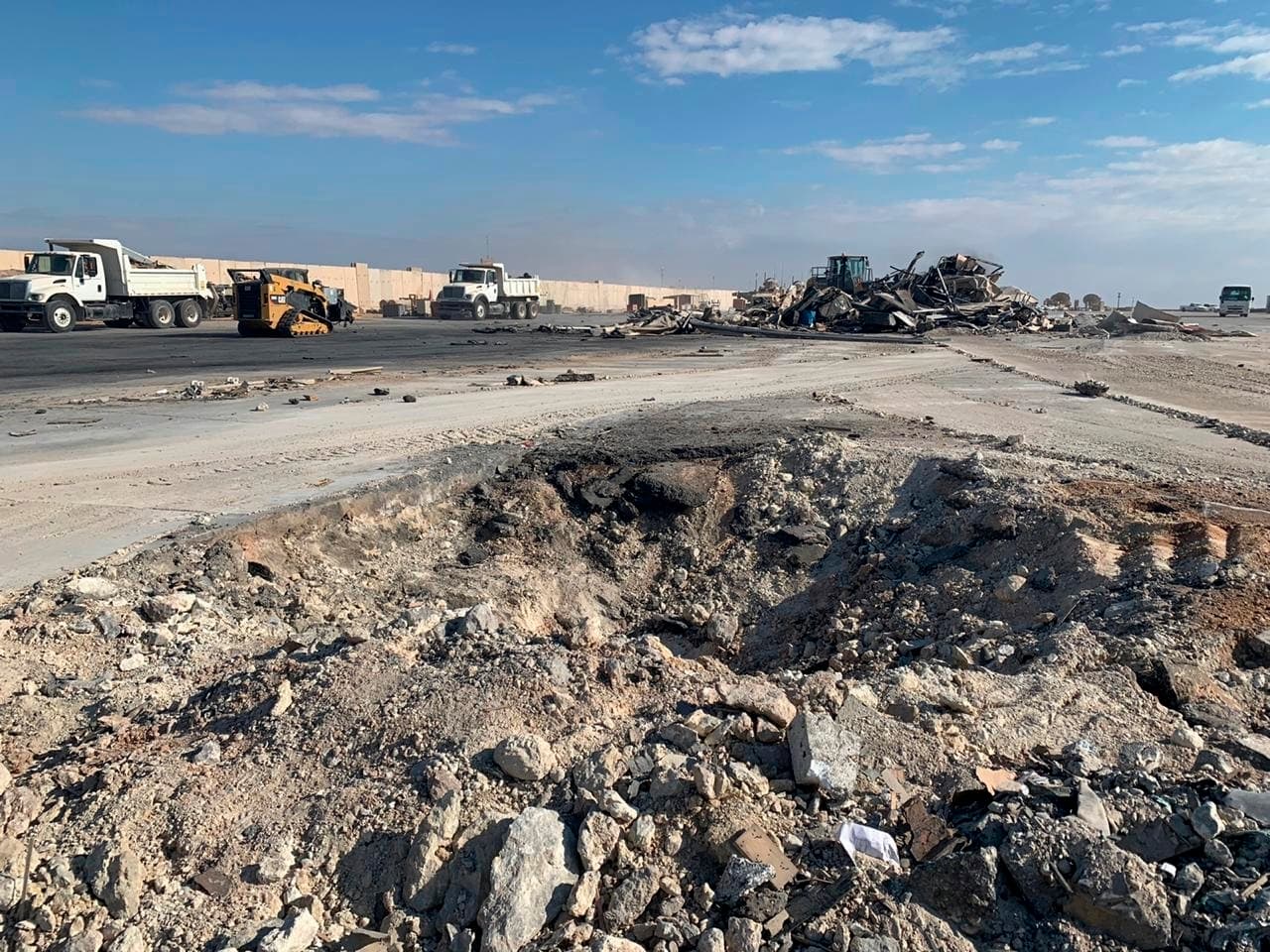 Un cráter dejado por uno de los proyectiles iraníes. El general Mark Milley, presidente del Estado Mayor Conjunto, advirtió que “tal vez sea muy prematuro decir” si Irán está satisfecho de que los ataques con misiles fueron suficiente para vengar el asesinato de Soleimani.