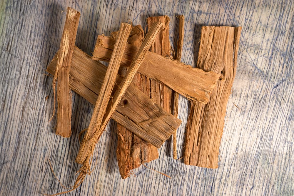 Igual, ayuda a aliviar de manera natural diversos problemas estomacales, dado que limpia completamente el tracto intestinal. O sea, te limpia el estómago y te dará diarrea, pero hay que tener cuidado en su uso.