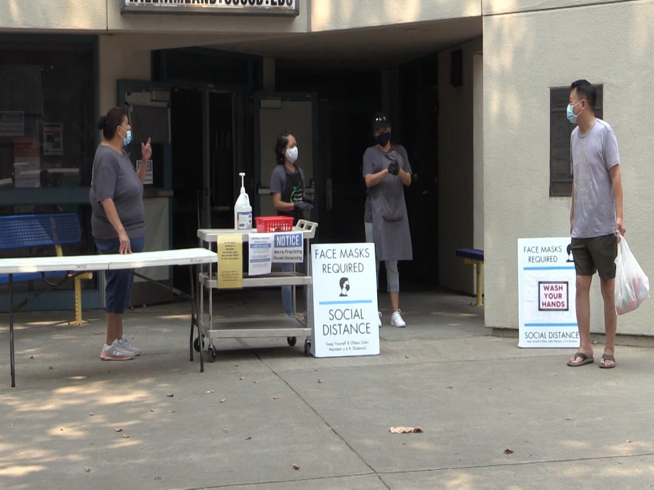 "Vengan que no les de pena": escuelas de Sacramento motivan a padres de estudiantes a recoger comida durante la pandemia.