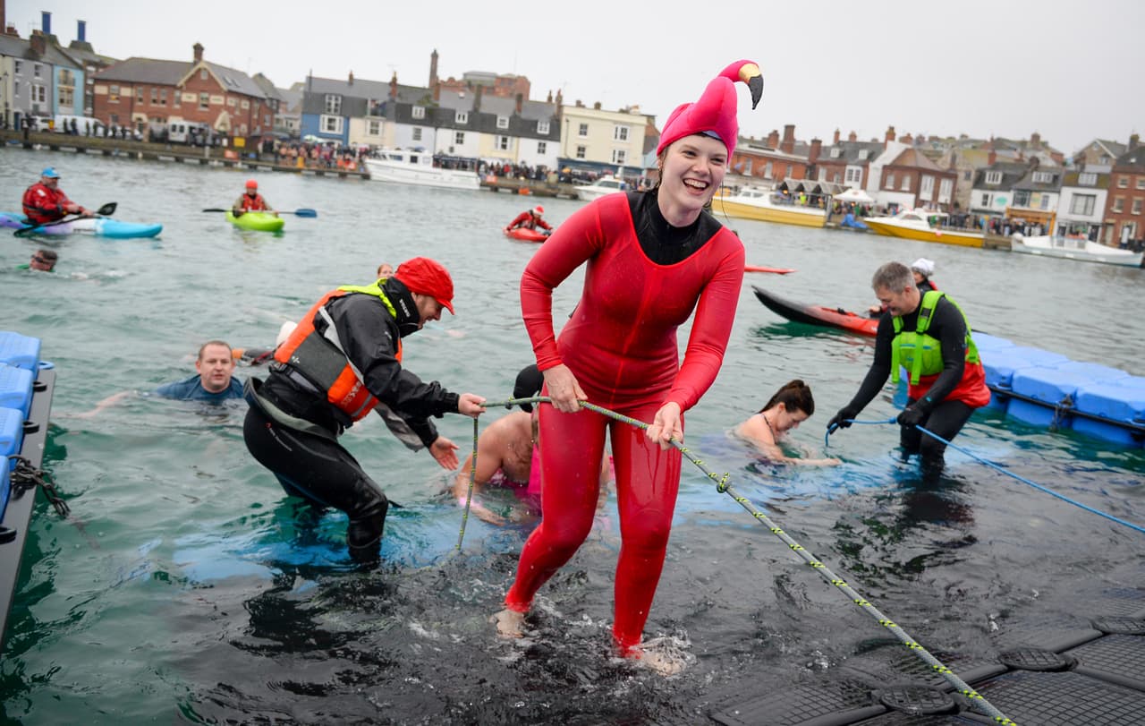 No son los únicos. En Weymouth, Inglaterra, cerca de 450 nadadores, vestidos con atuendos navideños, se lanzan al agua. Una costumbre que es seguida por miles que se congregan para verlos en el pueblo.