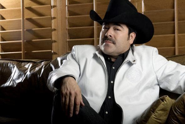 Sergio Vega vivía uno de los mejores momentos de su carrera cuando la muerte le llegó, el pasado 28 de junio de 2010, mientras viajaba en su automovil por la carretera México-Nogales y fue alcanzado por unos hombres que llevaban la orden de ejecutarlo.