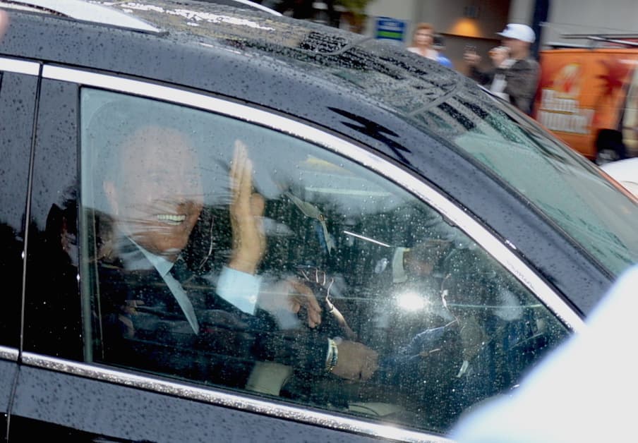 Saludando a su llegada al evento.