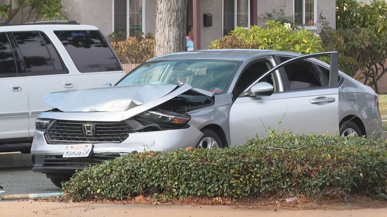 Según las autoridades, dos vehículos que viajaban hacia el este por Rosecrans Avenue chocaron después de que uno impactara por detrás al otro.