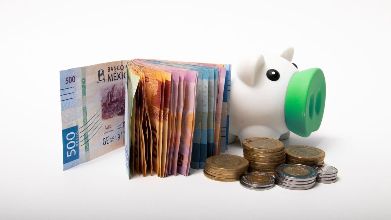 <h3 class="cms-H3-H3">Checklist útil </h3>
<b>Llama y localiza</b> tu AFORE: 1-844-582-4933 desde Estados Unidos
<br>
<b>Consulta tu saldo:</b> en
<a href="https://www.aforeweb.com.mx/">www.aforeweb.com.mx</a> o en la app AforeMóvil.
<br>
<b>Aporta desde Estados Unidos: </b>entra a
<a href="https://ulink.com/" target="_blank">www.ulinkremit.com </a>
<br>
<b>Decide si cotizas al IMSS: </b>trámite en
<a href="https://www.imss.gob.mx/" target="_blank">www.imss.gob.mx </a>
<br>
<b>Prepara tu retiro:</b> cuenta bancaria en México y posible apoderado legal.
<br>
<b>Consulta tu consulado: </b>pide apoyo en la Ventanilla de Asesoría Financiera.