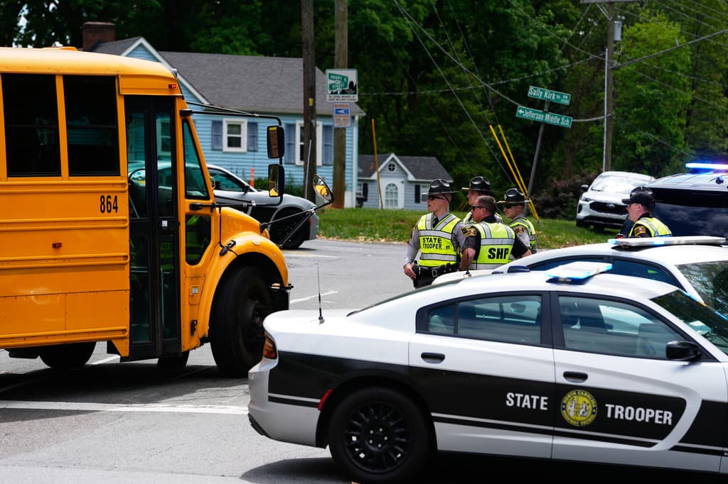 Policías permanecen cerca del parque Leinbach en Winston-Salem.
