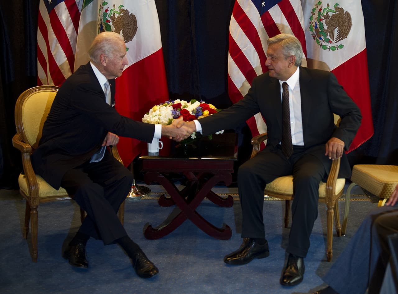 Para las elecciones presidenciales de 2018 López Obrador lidera la coalición de partidos llamada “Juntos haremos historia“, que incluye al Movimiento de Restauración Nacional (Morena) , al Partido de los Trabajadores (PT) y al Partido Encuentro Social (PES). En la fotografía, el candidato junto al exvicepresidente de EEUU Joe Biden, en un encuentro en la Ciudad de México en 2012.