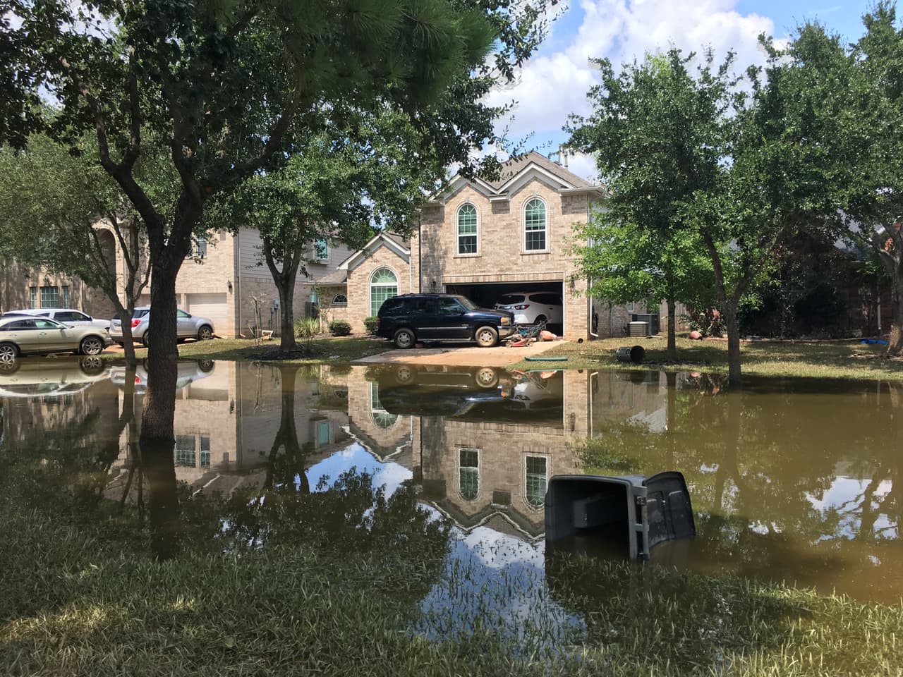 Así quedaron la mayoría de casas y autos dentro del vecindario Canyon Gates.