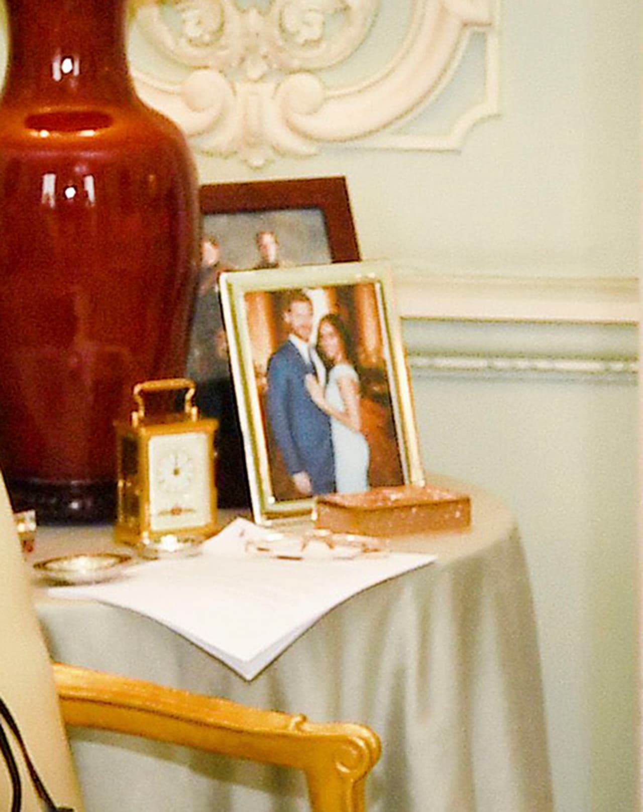 La foto estaba junto a otras imágenes familiares, pero en ninguna aparecían los duques de Cambridge, por lo que resaltó la imagen de Harry y Meghan del día en el que se comprometioeron.