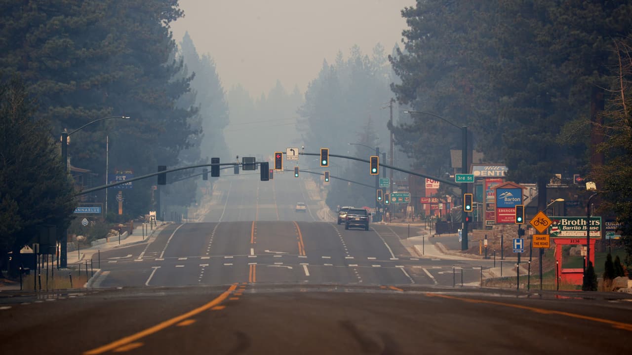 Un cambio en la dirección del aire hizo que el incendio Caldor se alejara de la ciudad de South Lake Tahoe. Las condiciones atmosféricas también han ayudado a la contención de las llamas, pues las temperaturas comenzaron a bajar y hay mayor humedad en esa área. 
<b><a href="https://www.univision.com/local/san-francisco-kdtv/los-heroes-que-intentan-salvar-lake-tahoe-de-las-llamas-del-incendio-caldor-fotos" target="_blank">Más información aquí</a></b>.