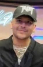 En un acercamiento a la imagen, de la que la 'influencer' no aclaró el origen, el 
<b><a href="https://www.univision.com/famosos/christian-nodal-burla-tatuajes-problemas-salud" target="_blank">rostro de Nodal aparece como si estuviera limpio de marcas</a></b>, con una ligera sombra debajo del ojo derecho. Se debe hacer notar que la foto no es de la mejor calidad en resolución por lo que no hay plena certeza de que existan o no sus conocidos tatuajes. 
<br>