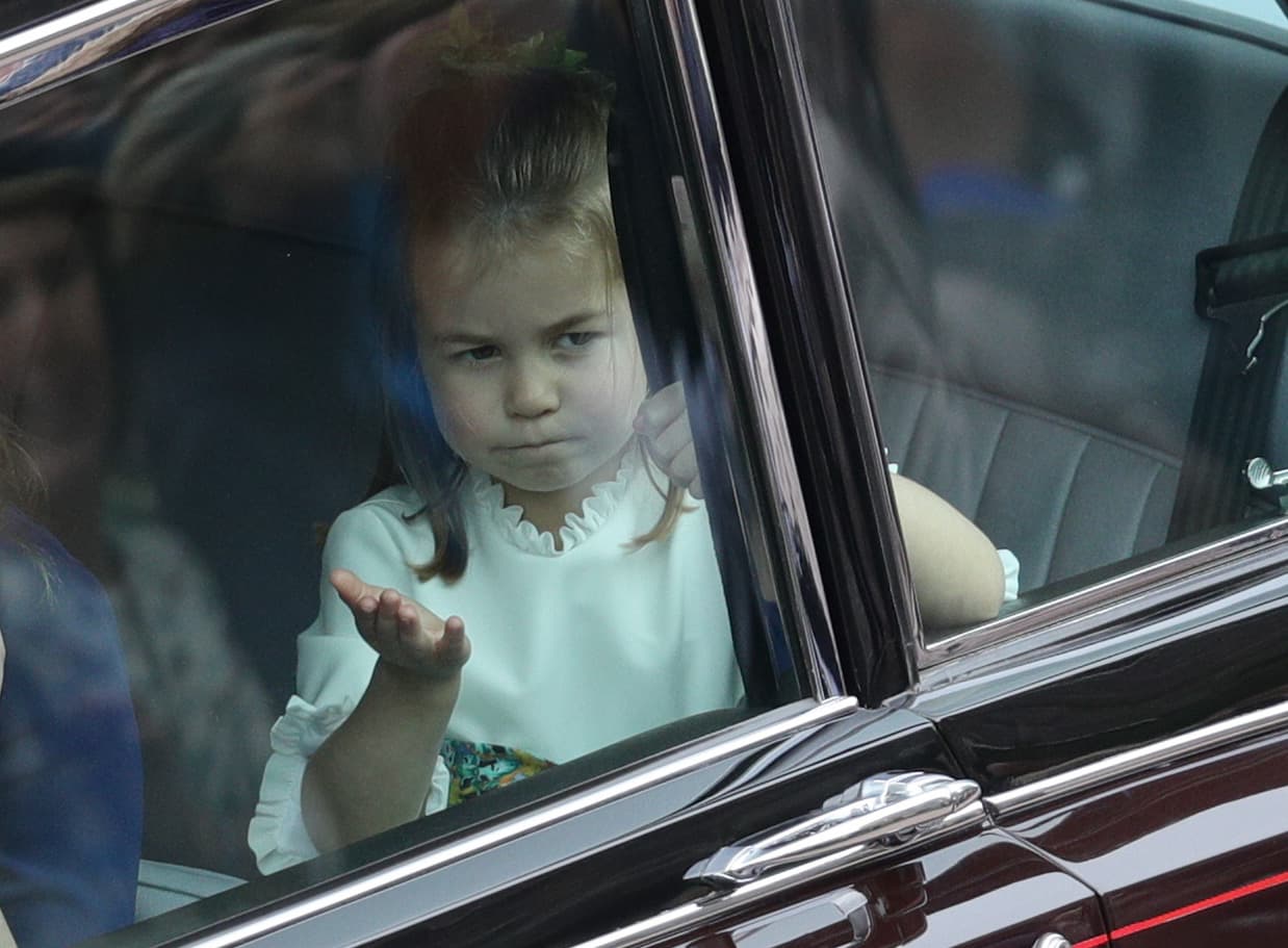 Según se iba acercando a la iglesia, la princesa Charlotte lució más seria. ¿Tendría una idea del desafío que habría de enfrentar?