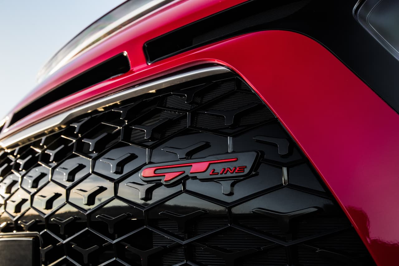 <b>En pocas palabras…</b>
<br>
<br>El Kia Soul llega con un rediseño importante para su edición 2020, pero a la vez mantiene ese estilo cuadrado que lo ha hecho único a lo largo de todos estos años. Mejora con elementos tecnológicos y características más agradables a la vista. En cuanto espacio, sigue estando entre los mejores del segmento tanto para que los pasajeros vayan cómodos, como para transportar artículos grandes. Con diferentes niveles de equipamiento, está claro hay un Soul para las exigencias de cada cliente. Y aunque sus motores no sean los más potentes, estos cumplen con las expectativas de fuerza y eficiencia de combustible.