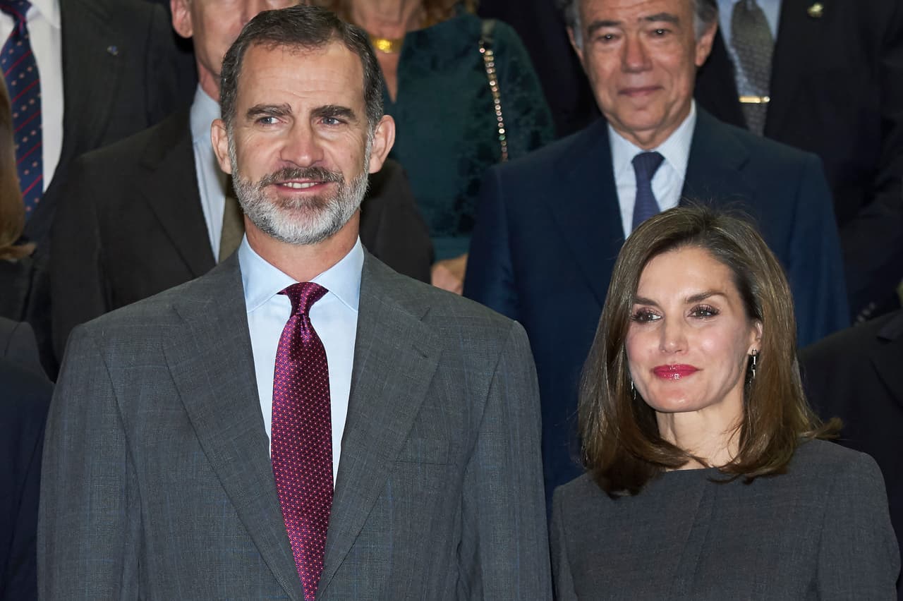 Divorciada y sin sangre azul, esos eran los argumentos que esgrimían los detractores de Letizia Ortiz, periodista y presentadora del informativo de la noche de televisión española. Nunca antes en la casa real española una futura reina no había pertenecido a la realeza. Finalmente, en un truco del arzobispo de Madrid, que determinó que al estar Letizia casada por lo civil y no por la iglesia ella en realidad nunca había estado casada, de manera que la boda religiosa se podía celebrar. Así se hizo por todo lo alto en mayo de 2004.