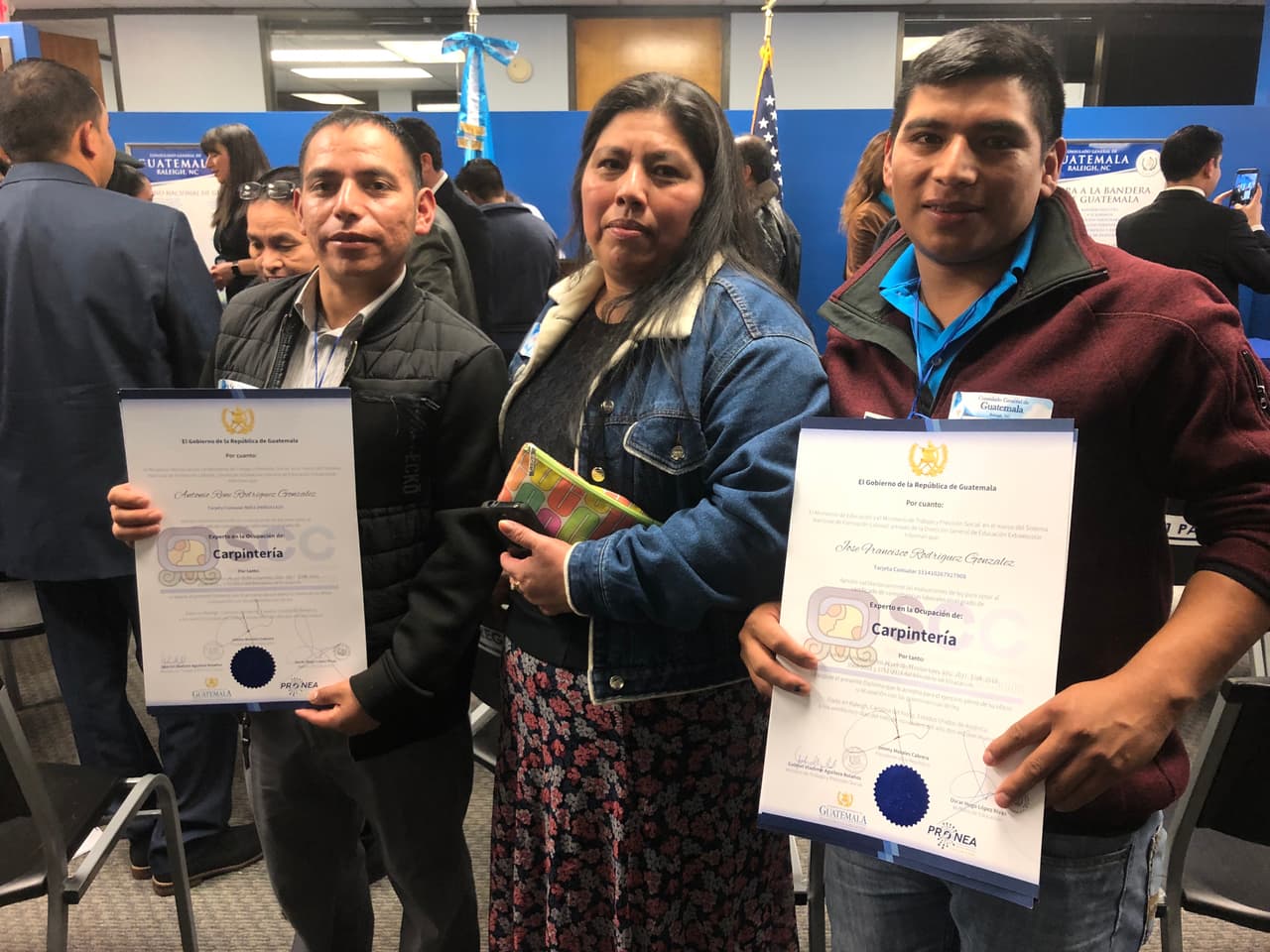 Guatemaltecos reciben certificados por suficiencia y competencias en Carolina del Norte.