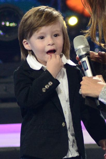 Le prestó el micrófono para ver si decía algo.