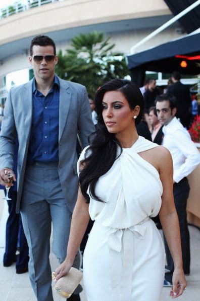 La pareja se casó en agosto del 2011 y dos meses después, Kim Kardashian estaba solicitando el divorcio al basquetbolista. 
<b><a href="https://www.univision.com/entretenimiento/chismes/kim-kardashian-se-divorcia-de-kris-humphries">El matrimonio sólo duró 72 días</a></b>, pero el proceso de divorcio se extendió por casi dos años.