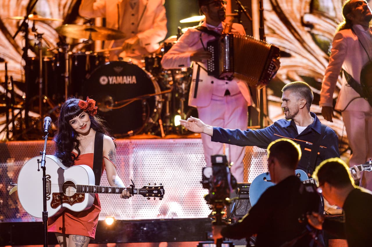 Juanes también compartió escenario con la cantante chilena Mon Laferte.