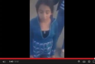 El video fue subido a la página de Youtube y se ve cómo la joven es maltratada.