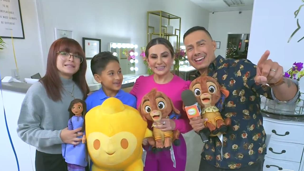 Sorprendimos a una mamá "luchona" y a sus hijos con un regalo muy especial por los 100 años de Disney