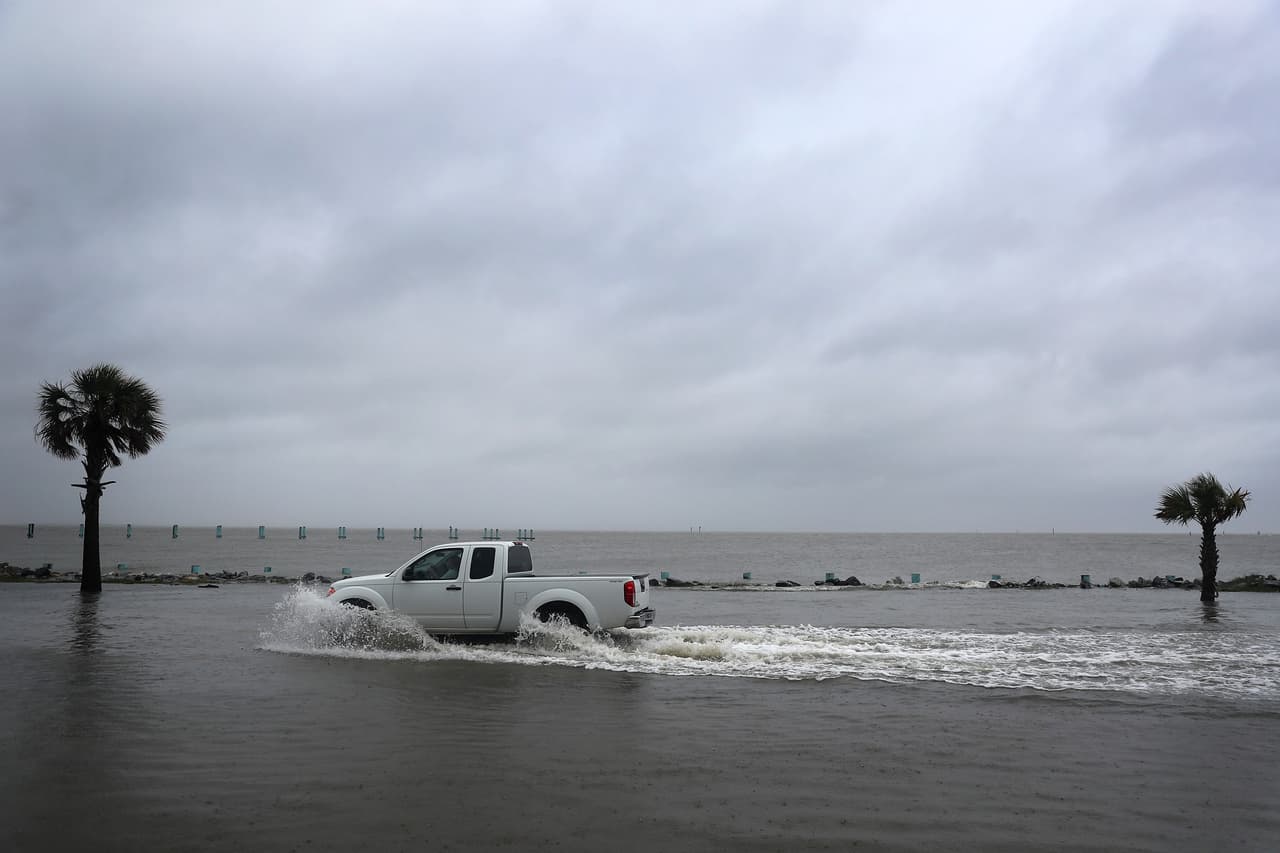 Una carretera inundada en Bayou La Batre, Alabama. Cuando Sally se mueva tierra adentro el miércoles y cruce el sureste del país producirá lluvias en sectores del sureste de Mississippi, sur y centro de Alabama, norte de Georgia y el oeste de las Carolinas.
