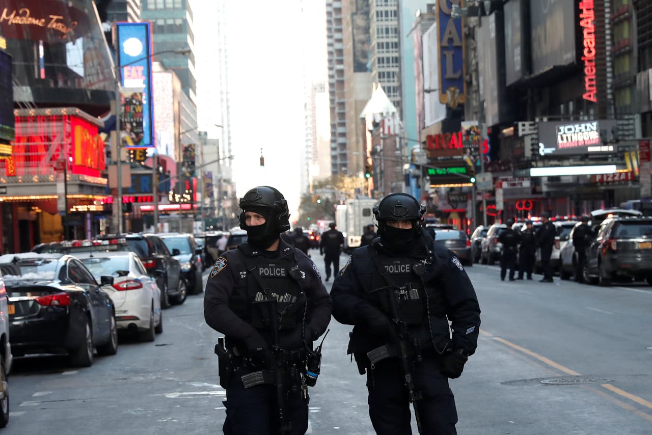 Policías apostados en la Calle 42 del Oeste, cerca de la terminal de autobuses de Port Authority donde se registró la explosión, uno de los principales puntos de transbordo del transporte público de la ciudad, cerca de la conocida plaza Times Square. (Mike Segar/Reuters)