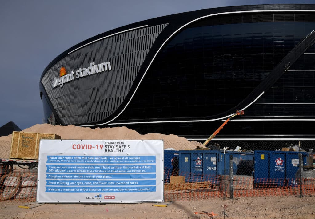 El Allegiant Stadium, nueva casa de Las Vegas Raiders, recibe los últimos detalles para ser estrenado la siguiente temporada de la NFL.