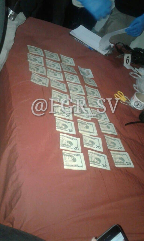 Filas de billetes organizados por las autoridades en el lugar del allanamiento.