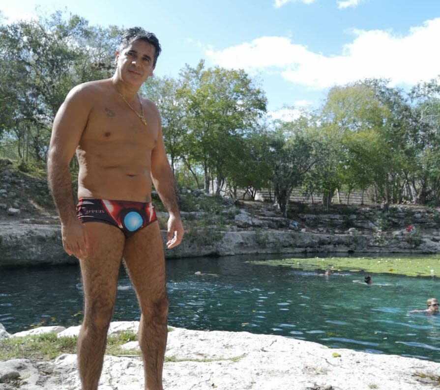 El actor estuvo casado ya en una ocasión y se separó. No ha compartido más información al respecto: "Lo estuve una sola vez y me separé, pero nunca he hablado de mi vida privada. Hace años
<b> tuve un matrimonio fallido</b>, pero no había por qué enterar a la gente, únicamente a mis conocidos".
<br>