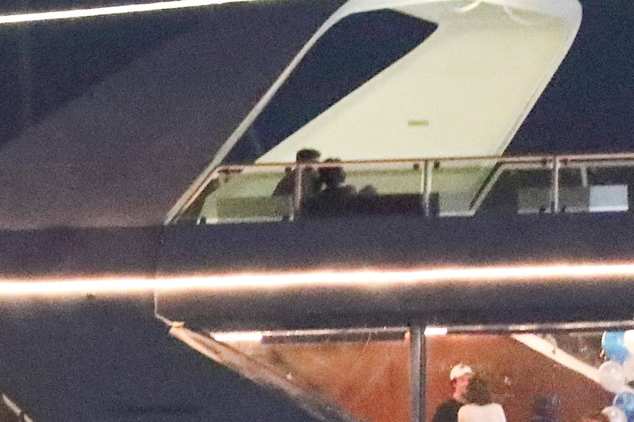 Las especulaciones de que Selena podría haber superado su relación con Justin Bieber comenzaron el pasado 10 de julio, cuando fue captada en una actitud muy relajada en compañía de Caleb, en otro yate rumbo a Coney Island, de acuerdo con la revista 
<b><a href="https://www.quien.com/espectaculos/2018/07/10/las-primeras-imagenes-de-selena-gomez-tras-el-compromiso-de-su-ex-justin-bieber" target="_blank">Quién</a></b>.