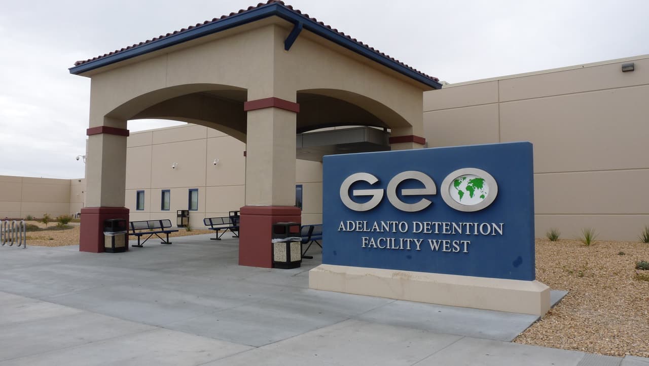 La entrada principal del cebtro de detención de adelanto, administrada por Geo Group Inc, la segunda compañía privada de prisiones más grande del país.