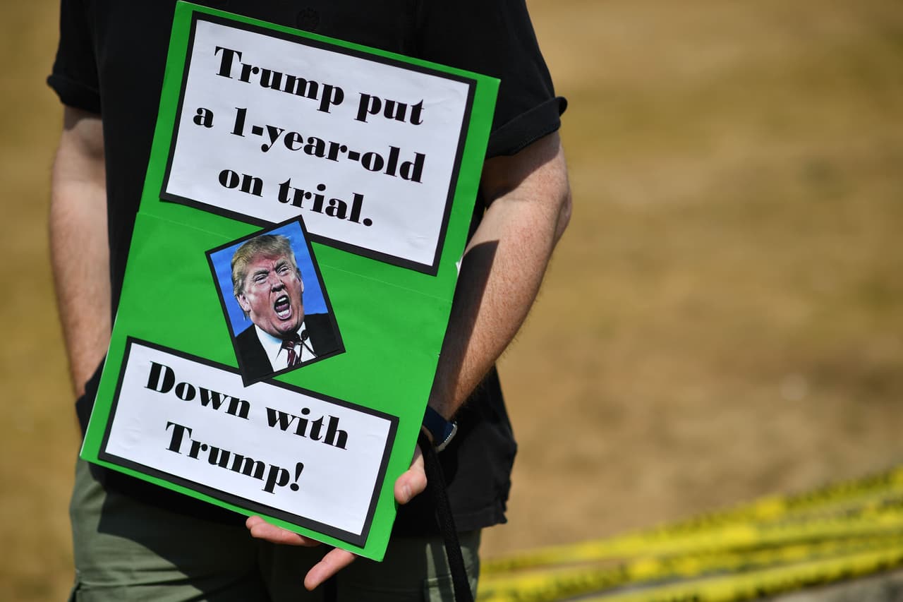 “Trump llevó a un niño de un año a juicio. Abajo Trump” en referencia a los procesos a niños inmigrantes separados de sus padres en la frontera entre EEUU y México.