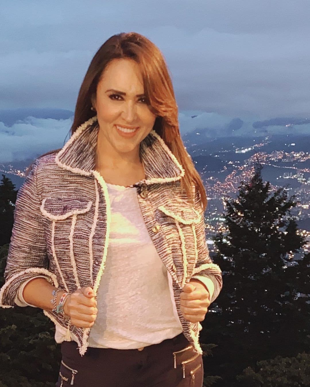 La reportera del show vespertino de espectáculos encontró más cerca de lo que pensaba a su príncipe azul. Cuando cubrió la boda de príncipe Harry y Megan Markle, 
<b><a href="https://www.univision.com/shows/el-gordo-y-la-flaca/tanya-charry-busco-y-busco-a-su-principe-azul-en-la-boda-real-sera-que-lo-encontro-video" target="_blank">buscó y buscó</a></b> pero no lo encontró.