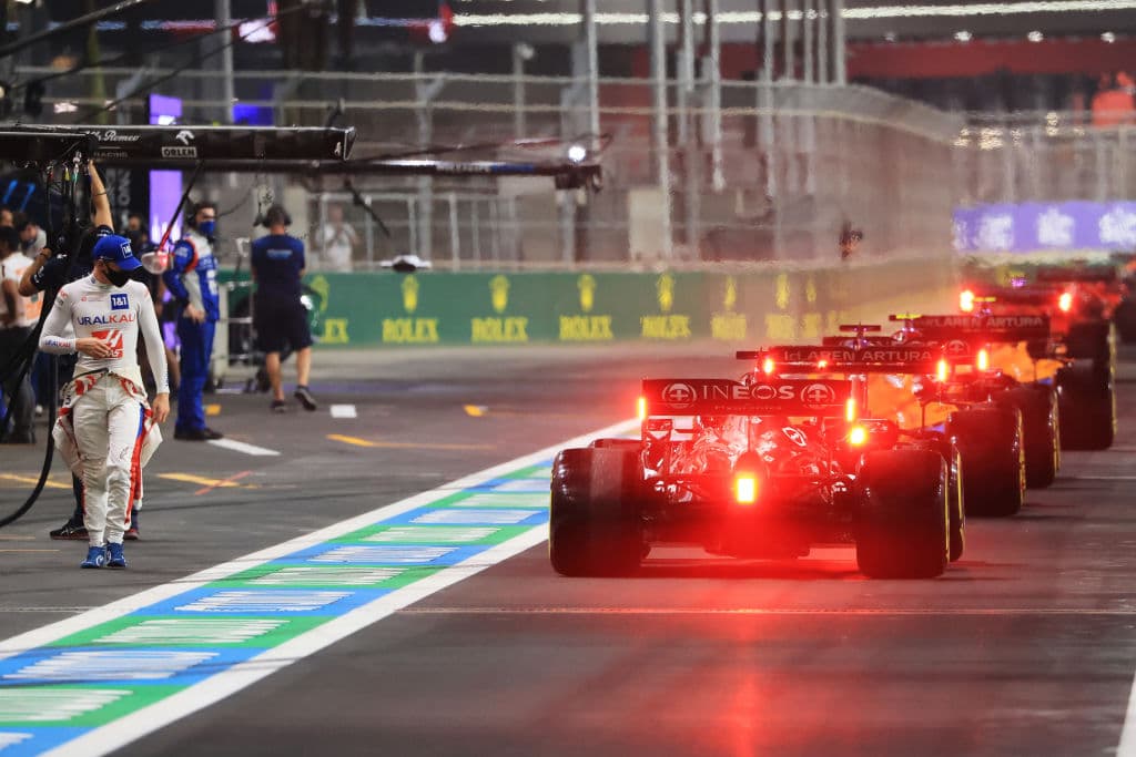 Lewis Hamilton se quedó con la pole position del Gran Premio de Arabia Saudita en el que Max Verstappen encendió las alarmas al tocar pared y terminar en el tercero de la Q3. El mexicano Sergio Pérez terminó quedándose en el quinto lugar en una emocionante clasificación.