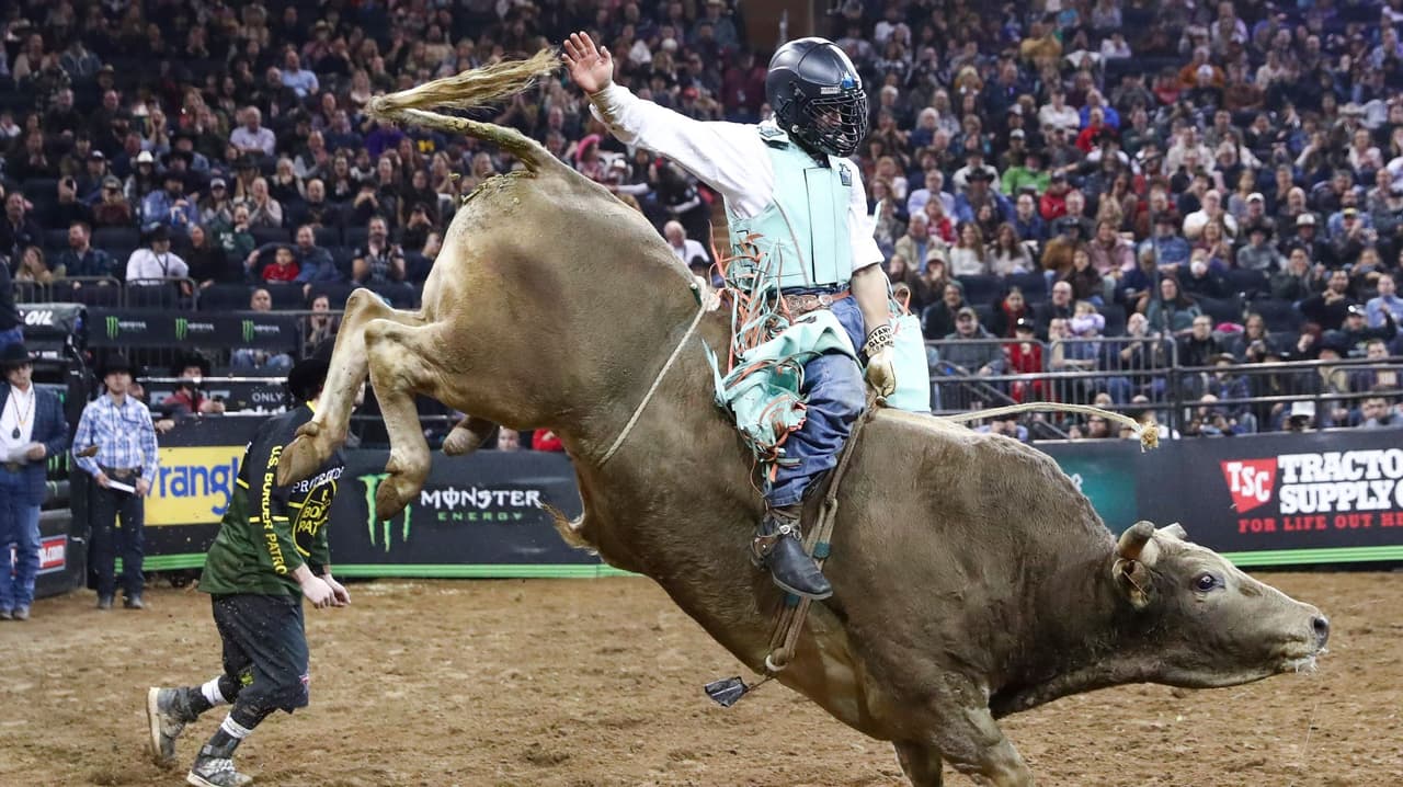 Rodeo en Fresno: la adrenalina del “bull riding” y el riesgo extremo que pocos ven