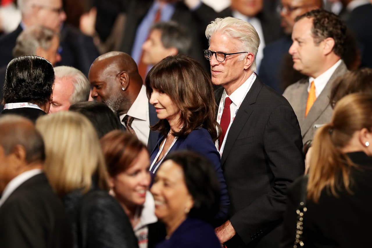 Ted Danson, actor, busca su asiento junto a su esposa, Mary Steenburgen.